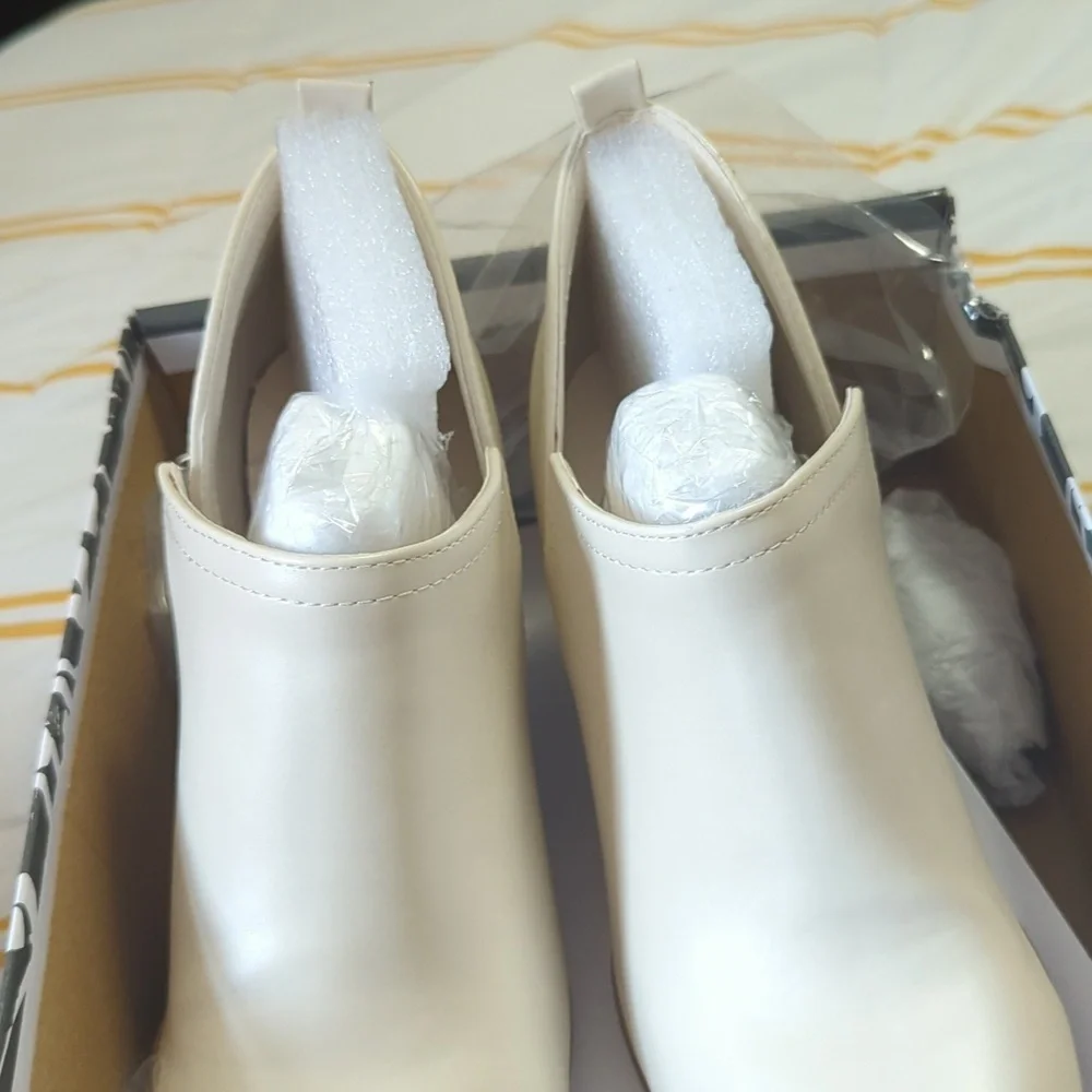SODA GAMEY Almond Toe, V Cut, Slip On Ankle Booty Shooty Size 10